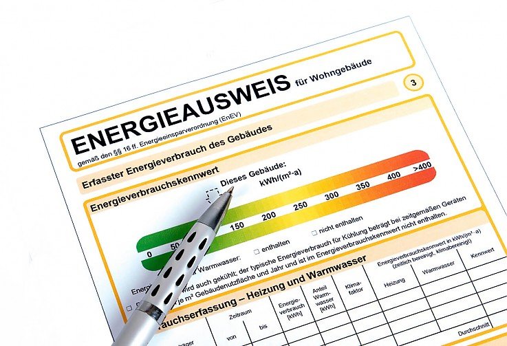 Foto Rechtlich immer auf der sicheren Seite mit Loro Immobilien e.K.<br>Mit dem Energieausweis informiert der Immobilienbesitzer �ber die Energieeffizienz seines Geb�udes bzw. seiner Wohnung.<br><br>Immobilienverk�ufer oder Vermieter, die keinen Makler beauftragen wollen, m�ssen hier einiges beachten. Denn seit der Novellierung der Energiesparverordnung (EnEV) im Jahr 2014 gelten versch�rfte Regelungen. Beispielsweise muss der Energieausweis schon bei der Besichtigung unaufgefordert vorgelegt oder �bergeben werden. Die Energiedaten m�ssen bereits in den Immobilienanzeigen ausgewiesen werden. Sonst drohen empfindliche Bu�gelder.<br><br>Wenn Sie uns beauftragen, k�mmern wir uns nat�rlich auch um s�mtliche Details, die den Energieausweis betreffen.<br><br>