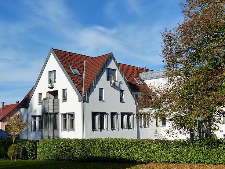 Foto Der Verkauf einer Immobilie ist eine bedeutende Lebensentscheidung, die mit zahlreichen Herausforderungen verbunden ist. Viele Immobilienbesitzer fragen sich, ob sie den Verkaufsprozess selbst durchf�hren oder einen Immobilienmakler beauftragen sollen.