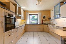EG Ku1 Gro�z�giges Zweifamilienhaus mit 4 Garagen, sch�nem Garten und vielseitigen Nutzungsm�glichkeiten in ruhiger Wohnlage von Wemmetsweiler