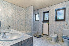 UG Bad 1 Gro�z�giges Zweifamilienhaus mit 4 Garagen, sch�nem Garten und vielseitigen Nutzungsm�glichkeiten in ruhiger Wohnlage von Wemmetsweiler