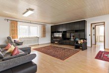 1OG Wohnzimmer 1 Gro�z�giges Zweifamilienhaus mit 4 Garagen, sch�nem Garten und vielseitigen Nutzungsm�glichkeiten in ruhiger Wohnlage von Wemmetsweiler