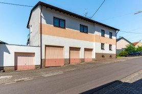 Hauptbild Gro�z�giges Zweifamilienhaus mit 4 Garagen, sch�nem Garten und vielseitigen Nutzungsm�glichkeiten in ruhiger Wohnlage von Wemmetsweiler