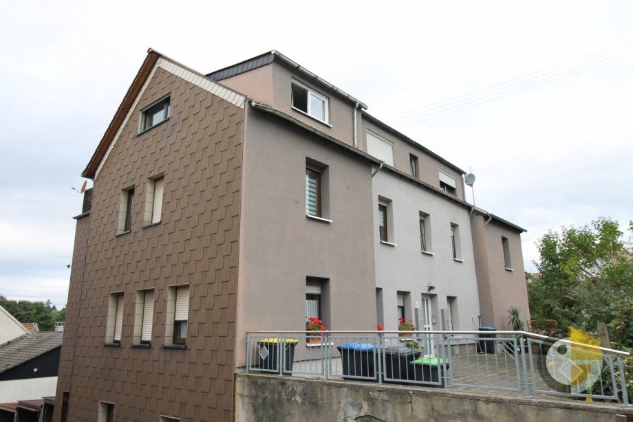 Seitliche Ansicht Mehrfamilienhaus Friedrichsthal