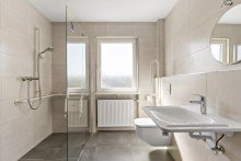 1OG Bad Gro�z�giges Zweifamilienhaus mit 4 Garagen, sch�nem Garten und vielseitigen Nutzungsm�glichkeiten in ruhiger Wohnlage von Wemmetsweiler